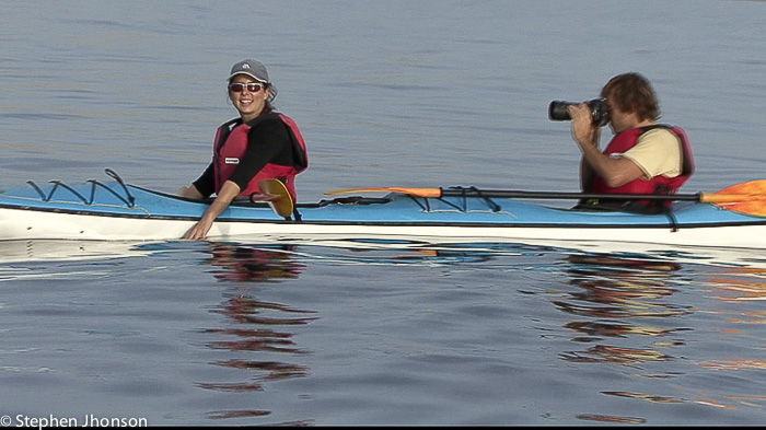 Con Cecilia en el kayak, sacando fotos de las falsas orcas